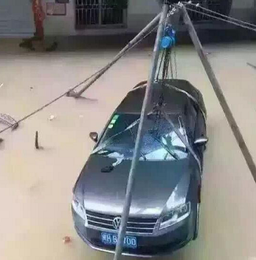 使用手拉葫蘆、吊裝帶和起重三腳架進行修車